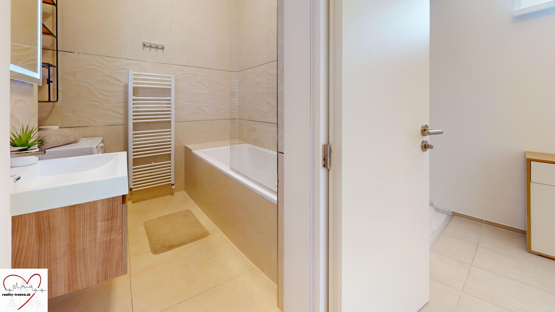 3i-Biely-Kostol-2poschodie-Bathroom.jpg
